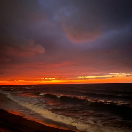 Newly Renovated 2 Bedroom Beachfront House Ситио-де-Калаонда Экстерьер фото