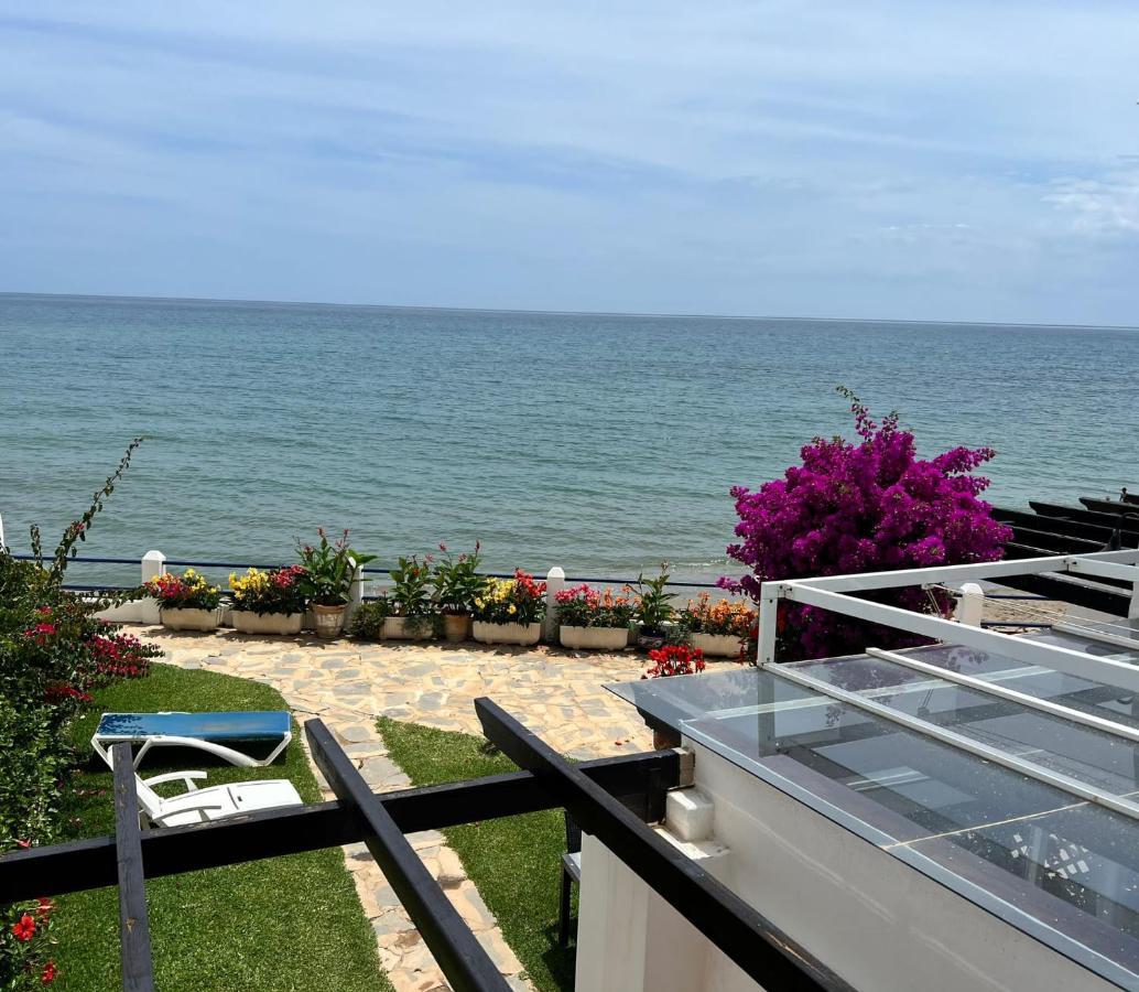 Newly Renovated 2 Bedroom Beachfront House Ситио-де-Калаонда Экстерьер фото