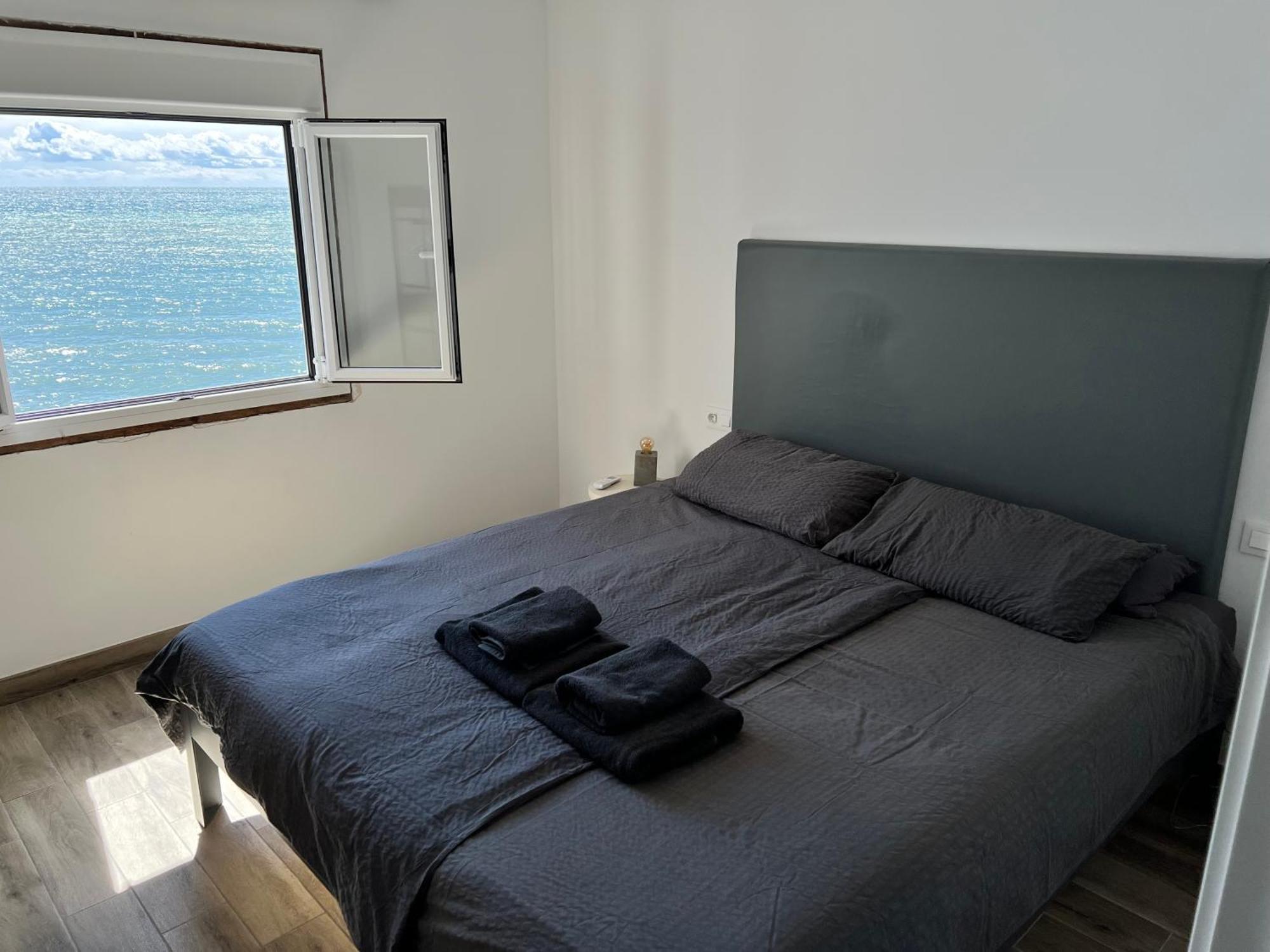 Newly Renovated 2 Bedroom Beachfront House Ситио-де-Калаонда Экстерьер фото
