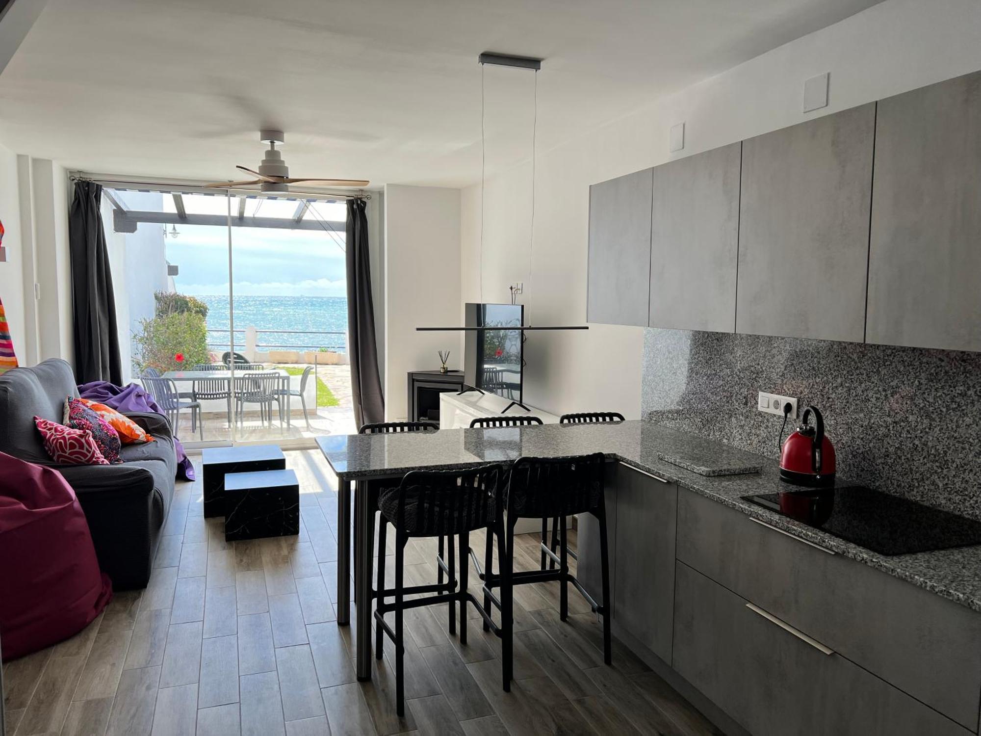 Newly Renovated 2 Bedroom Beachfront House Ситио-де-Калаонда Экстерьер фото