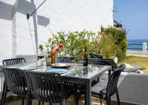 Newly Renovated 2 Bedroom Beachfront House Ситио-де-Калаонда Экстерьер фото
